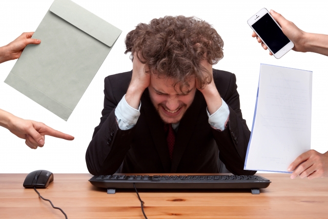 ストレスにさいなまれる男性画像